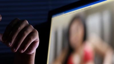 شاب حدائق القبة أمام الجنايات لتهديده مهندسة متزوجة بصورها العارية 