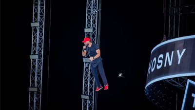 مخاطرة كبيرة.. تامر حسني يطير 120 متر والسبب صادم (فيديو)