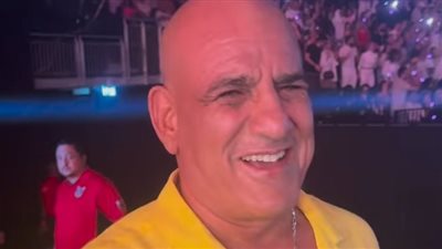 محمد لطفي يبكي في حفل عمرو دياب: 