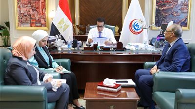 وزير الصحة يستعرض خطة خفض الزيادة السكانية