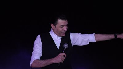 مصطفى كامل يرفع شعار كامل العدد في أولى حفلاته بالعلمين (صور)