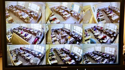 ننشر صورة سماعة الأذن والكارت بعد ضبطهما مع طالب ثانوي في سوهاج