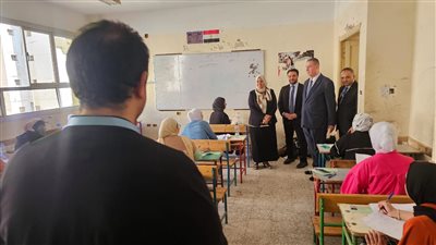 سفير فلسطين يطمئن على انطلاق امتحانات الثانوية العامة للطلبة الفلسطينين بمدرسة تحيا مصر 