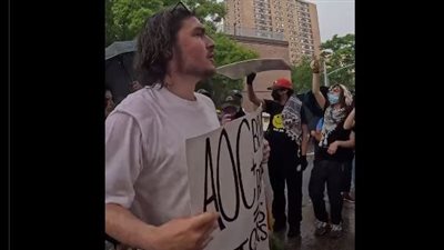 بالفيديو.. احتجاجات تحت الأمطار لوقف الإبادة الجماعية بقطاع غزة