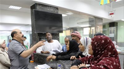 تفاصيل زيارة محافظ أسوان داخل المركز التكنولوجى لخدمة المواطنين بالديوان العام