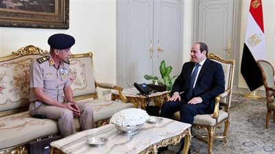 الرئيس السيسي يستقبل وزير الدفاع.. صور