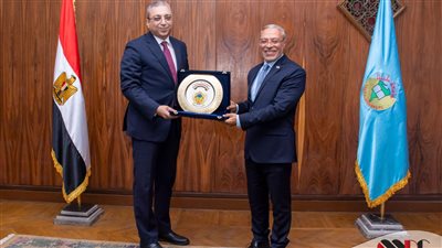 رئيس جامعة طنطا يكرم نائب محافظ الغربية