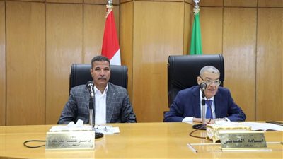 محافظ المنيا يعقد اجتماعًا موسعًا لدفع وتيرة العمل بملف التصالح