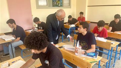 وزير التعليم يتفقد امتحانات الثانوية العامة في العبور (صور)