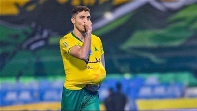 والد محمد شريف: حزنت على رحيل نجلي من الأهلي.. والزمالك مستبعد من حساباته