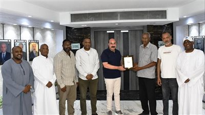 وفد جمعية الحصايا النوبية لتنمية المجتمع يقدم درع الجمعية لمحافظ أسوان 