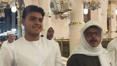 بالشال الأبيض.. محمد هنيدي ونجله في المسجد النبوي