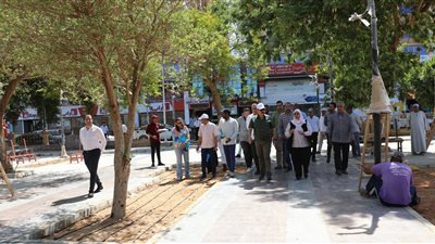 محافظ أسوان يتفقد أعمال التطوير الجارية بحديقة الورد لتحويلها إلى لوحة فنية 