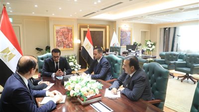 بعد تجديد ثقته.. وزير الصحة يضع خطة العمل لنوابه الثلاثة خلال الفترة المقبلة