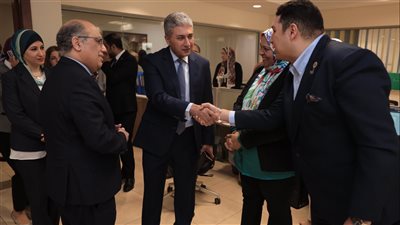 وزير السياحة والآثار يقوم بجولة للتعرف على الموظفين والعاملين بالإدارات المختلفة والهيئات 