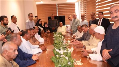 في أول يوم عمل له.. تفاصيل لقاء وزير الزراعة بعدد من المزراعين