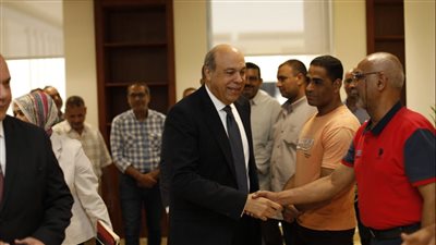 وزير الطيران المدني يلتقي بالعاملين ويتابع سير العمل بمقر الوزارة بالعاصمة الإدارية الجديدة