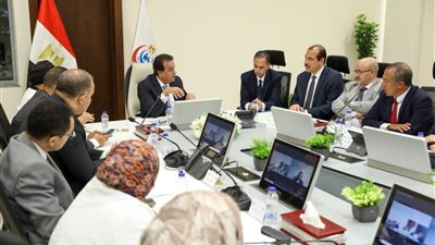 «عبد الغفار» يناقش «مشروع التطوير المؤسسي لوزارة الصحة والسكان»