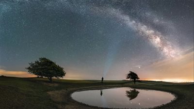 علماء الفضاء يكتشفون أجسامًا مجهولة ساطعة في الكون البعيد