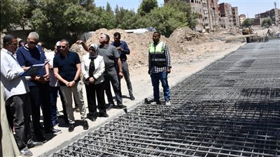 محافظ أسوان يتفقد الأعمال بمشروع تغطية مصرف السيل