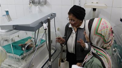 نائب وزير الصحة تؤكد على عمل الصيانة الدورية لحضانات حديثي الولادة في مستشفى الفيوم العام