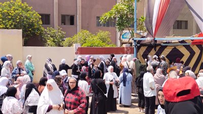 فرحة بين طلاب الثانوية العامة بالقليوبية لسهولة امتحاني الجيولوجيا وعلم النفس 