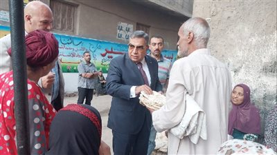 مصادرة خبز ومنع تجميع البطاقات.. جولة مفاجئة لمحافظ الدقهلية بمدينة أجا