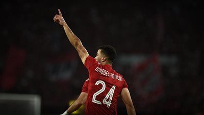 إغراءات مالية من الأهلي لإقناع عبد المنعم بالبقاء واللاعب متمسك بالاحتراف