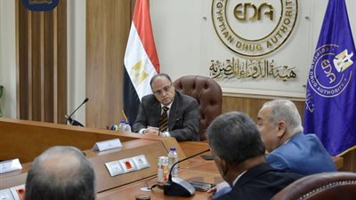 رئيس هيئة الدواء يبحث مع ممثلي الشركات المحلية وغرفة صناعة الأدوية سبل التعاون
