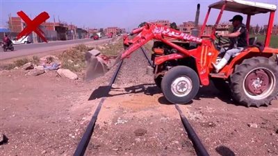 «النقل» تناشد المواطنين بعدم إقامة معابر غير شرعية على قضبان السكة الحديد