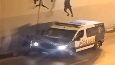 «بيسرق كشافات النور».. كشف حقيقة سقوط شخص على سيارة شرطة بنفق الثلاثيني