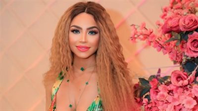 لازم اخربها وأنا بجهز.. دوللي شاهين بإطلالة مثيرة من داخل 