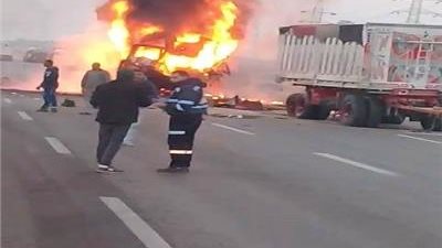 تفحم السائق.. النيران تلتهم سيارة نقل على الطريق الصحراوي بالجيزة