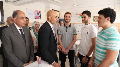 وزير التعليم يتفقد مدرسة 