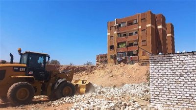 حملات إزالة لتطهير «الصداقة الجديدة» من التعديات فى أسوان