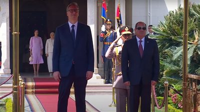 الرئيس السيسي وقرينته يستقبلان رئيس صربيا بقصر الاتحادية