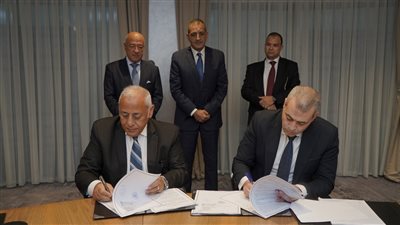 البنك الأهلي المصري يتعاون مع مجمع الإصدارات المؤمنة والذكية في تصنيع الورق الخام للشيكات 