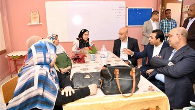  وزير التعليم يتفقد عددا من مدارس قنا ويستمع لمقترحات المعلمين لتحسين المنظومة التعليمية 