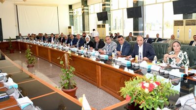 وزير التعليم يناقش مشكلة كثافة الفصول وعجز أعداد المعلمين ببعض محافظات الصعيد 