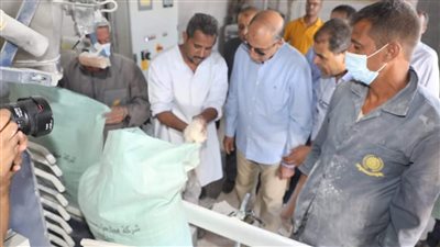 محافظ المنيا يتابع انتظام سير العمل بمطحن سلندرات أبوقرقاص