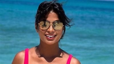 روبي تشعل السوشيال ميديا بظهورها بالمايوه على البحر.. شاهد الصور