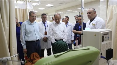 محافظ المنيا يوجه بتوفير مزيد من ادوية السكر اثناء تجوله داخل اقسام مستشفى ديرمواس التخصصى
