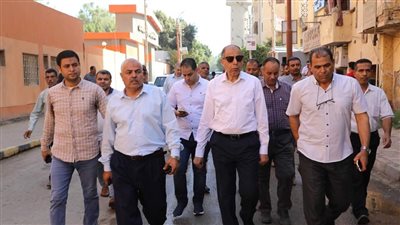 محافظ المنيا يتجول فى شوارع ديرمواس ويتفقد مخازن سلع تموينية 