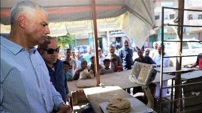 محافظ أسوان يفاجئ المخابز البلدية والهايبر ماركت ومعرض للسلع الغذائية بكوم أمبو