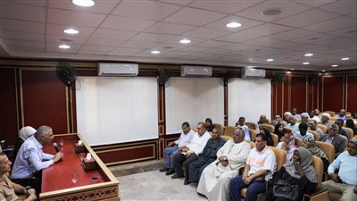 محافظ أسوان يستمع لمطالب واحتياجات مواطنى كوم أمبو بعقد لقاء جماهيرى