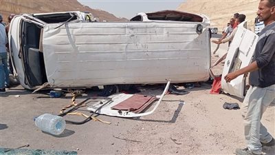 وفاة 5 أشخاص في حادث انقلاب سيارة ميكروباص على الطريق الأوسطي