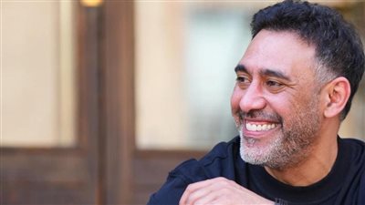 احتفاءً بالمرأة.. عمرو مصطفى يطرح أغنية ليها فيّا (فيديو)