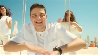 مصطفى كامل يهنئ نجله على أغنيته الجديدة: «مبروك يا قلب بابا»