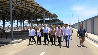 محافظ أسوان يتفقد موقف رؤوف الغربى لسيارات السيرفيس بكوم أمبو