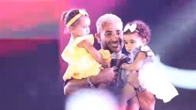 أول عيد ميلاد لها.. أحمد سعد يحمل طفلته 